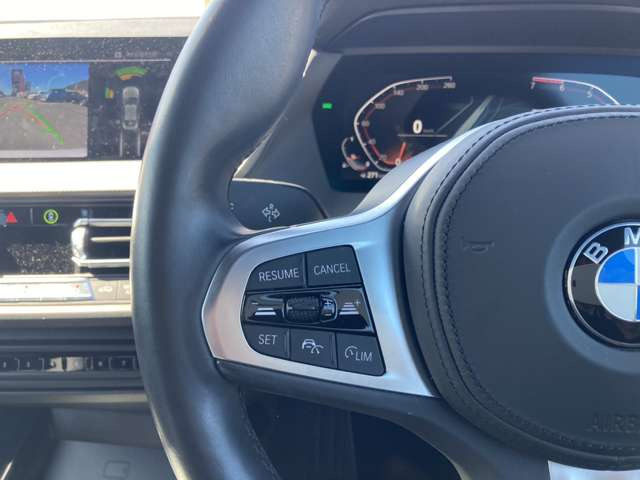 �C���e���A�ɍ��킹���f�U�C���̃X�e�A�����O�́A����₷���^�]���₷���`��A�傫���ł��B�l���͂��邩�Ǝv���܂��̂Ő����x�A���ۂɐG���Ă��m���߂���������