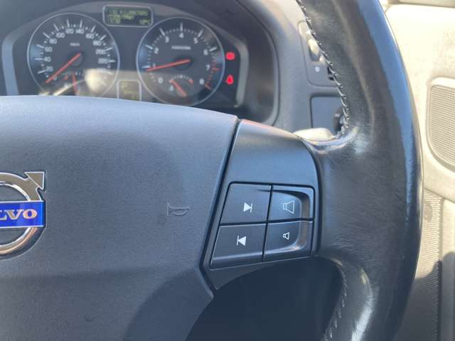 �C���e���A�ɍ��킹���f�U�C���̃X�e�A�����O�́A����₷���^�]���₷���`��A�傫���ł��B�l���͂��邩�Ǝv���܂��̂Ő����x�A���ۂɐG���Ă��m���߂���������