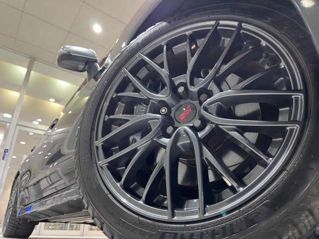 �y����18�C���`�A���~�z�C�[���z�O�ςɃ}�b�`���������A���~�z�C�[���𑕒����Ă���܂��B�e��ЊO�A���~�z�C�[����A�X�^�b�h���X�^�C�����戵�����Ă���܂��B���񂲑��k����������