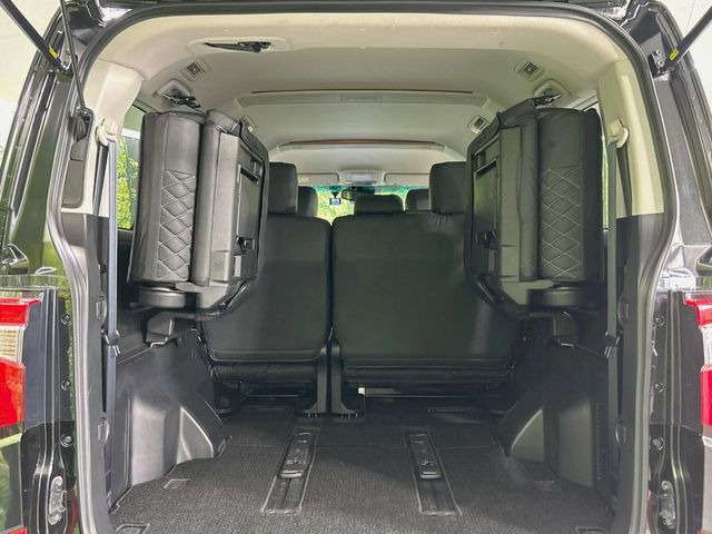 二列目シートは前後スライドが可能です。後ろに下げれば足元が広くゆったり座れ、前に詰めれば大きなラゲッジスペースが確保できます。シーンに応じて使い分けできるからとっても便利です♪