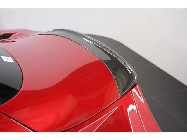 ���[���`�G�f�B�V�����͊e��J�[�{���p�[�c����p�������ꂽ���؎d�l�A�����I�ȃ��Z�[���o�����[�ɂ����҂ł��郂�f���ł��B