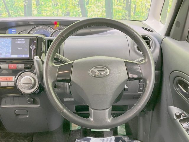 �C���e���A�ɍ��킹���f�U�C���̃X�e�A�����O�́A�^�]�������̂��Ƃ��l���A�^�]���₷���`��A�傫���ł��B�����x�A���ۂɐG���Ă��m���߂��������B