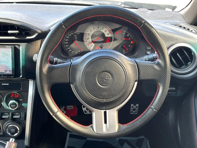 �y�����v�����X�e�A�����O�z�㎿�Ȋv���g�p���邱�ƂŁA��ɂ����������݂ƂĂ��^�]���₷���n���h���ł���