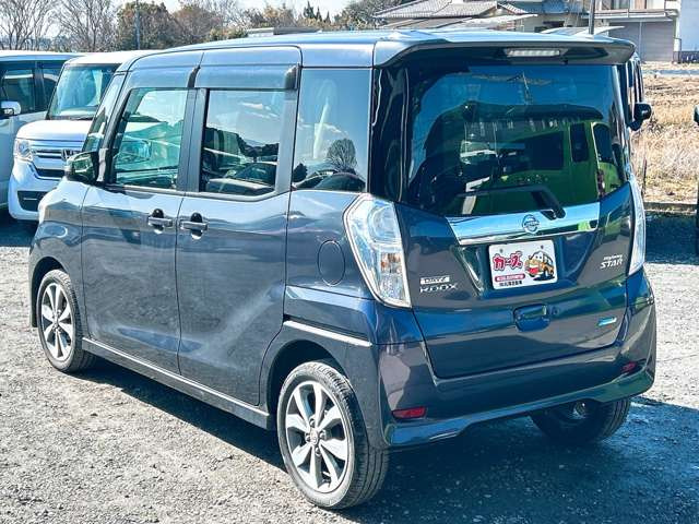 ���X�ł͌y�����Ԃ��畁�ʎԂ܂ŕ��L���I�[�����[�J�[�̎Ԏ�E�F�E�O���[�h��L�x�ɑ����Ă���܂��B