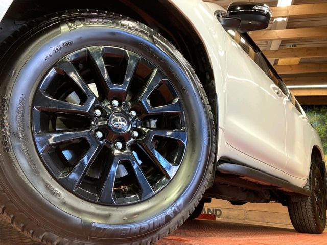 【純正18インチアルミホイール】外観にマッチした純正アルミホイールを装着しております。各種社外アルミホイールや、スタッドレスタイヤも取扱いしております。是非ご相談ください♪