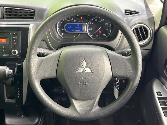 �C���e���A�ɍ��킹���f�U�C���̃X�e�A�����O�́A�^�]�������̂��Ƃ��l���A�^�]���₷���`��A�傫���ł��B�����x�A���ۂɐG���Ă��m���߂��������B