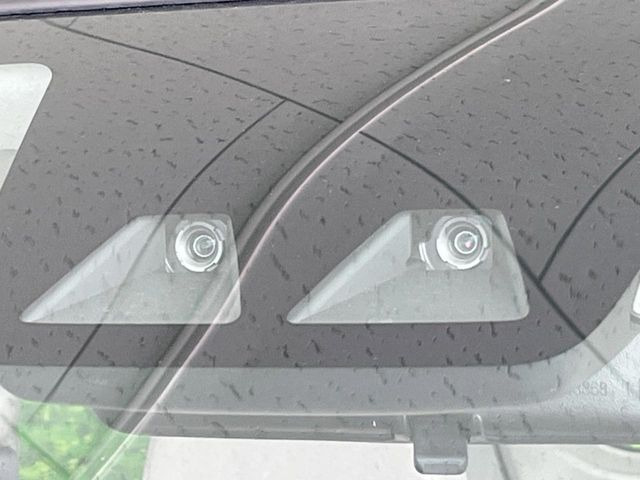 【スマートアシスト】走行中に前方の車両等を認識し、衝突しそうな時は警報とブレーキで衝突回避と被害軽減をアシスト。より安全にドライブをお楽しみいただけます。