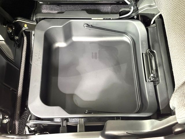 �y�V�[�g�A���_�[�{�b�N�X�z�V�[�g�̉��ɑ�e�ʂ̎��[�X�y�[�X��������Ă���A�C���ԃO�b�Y�ȂǁA�O���猩��ꂽ���Ȃ����̂�����������[�ł��ĕ֗�!