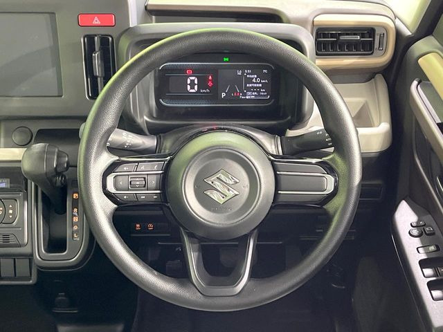 �C���e���A�ɍ��킹���f�U�C���̃X�e�A�����O�́A�^�]�������̂��Ƃ��l���A�^�]���₷���`��A�傫���ł��B�����x�A���ۂɐG���Ă��m���߂��������B