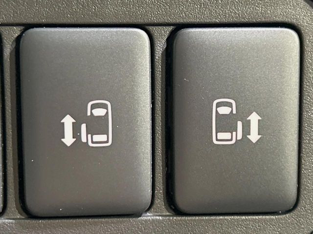 【両側パワースライドドア】スマートキーや運転席のスイッチで後席両側スライドドアの開閉が可能♪電動だから力を入れてドアを開ける必要が無く、小さなお子様でも簡単に開け閉めでき快適です♪