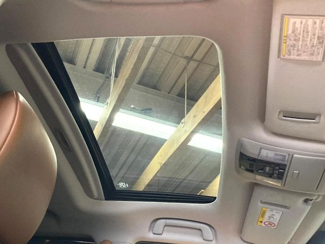 【サンルーフ】開放感たっぷりの希少装備、サンルーフが装着されています!車内に明かりを取り入れたり景色を楽しむ以外にも、車内の空気も簡単に換気できて快適です!