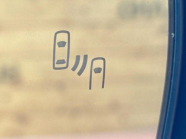 【ブラインドスポットモニター】走行中、ドアミラーの死角になりやすい箇所に後続車が接近するとサイドミラーのレンズに警告を表示!ドライバーに注意喚起をしてくれます。