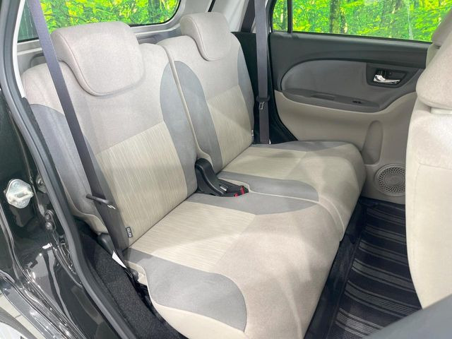 後部座席も気になるようなキズ・汚れやへたり等、大きなダメージはなく、良好な状態です。