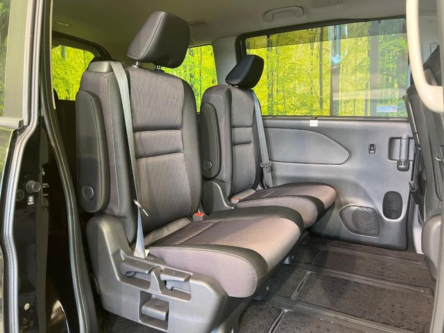 後部座席も気になるようなキズ・汚れやへたり等、大きなダメージはなく、良好な状態です。