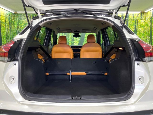 ���i�̂���������ʋ΁A���}���ɏ\���ȉ׎��X�y�[�X���m�ۂ��Ă���܂��B�Z�J���h�V�[�g��|���ƁA�傫�ȉו��̐ύڂ��\�ł���