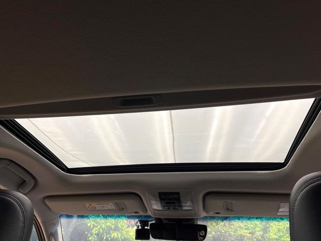 【サンルーフ】開放感たっぷりの希少装備、サンルーフが装着されています!車内に明かりを取り入れたり景色を楽しむ以外にも、車内の空気も簡単に換気できて快適です!