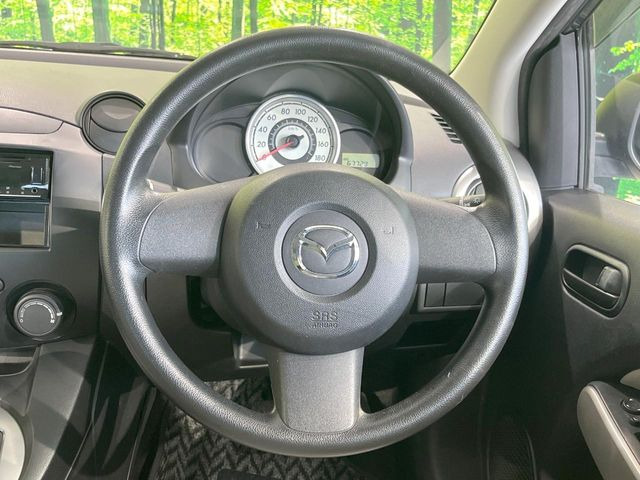 �C���e���A�ɍ��킹���f�U�C���̃X�e�A�����O�́A�^�]�������̂��Ƃ��l���A�^�]���₷���`��A�傫���ł��B�����x�A���ۂɐG���Ă��m���߂��������B