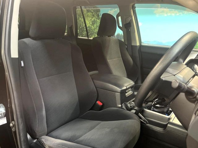 運転席まわりには十分なスペースがあり、大柄な方でもゆったり運転していただける環境です。