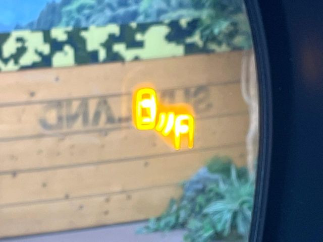 【ブラインドスポットモニター】走行中、ドアミラーの死角になりやすい箇所に後続車が接近するとサイドミラーのレンズに警告を表示!ドライバーに注意喚起をしてくれます。