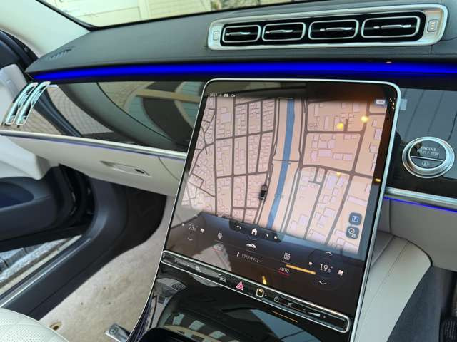 �p�t���[���A�g�}�C�U�[(�O���[�u�{�b�N�X�̒��Ɍ�����܂�)�E64�F�A���r�G���g���C�g�E�E�b�h�p�l���C���e���A�E�u�����X�^�[�T�E���h�B