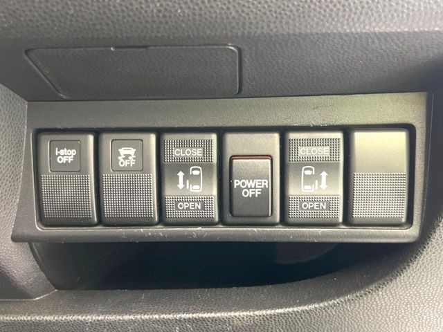 �y�����X���C�h�h�A�z���ԏ�ŗׂ̎ԂƂ̊Ԋu���������ɂ������A�X���C�h�h�A�Ȃ���S!�h�A�I�[�v������������炸�A�J�������L���̂ŏ��~�肪�Ƃ��Ă��ȒP�ł��B�傫�ȉו��̏o���������Ȃ���\��