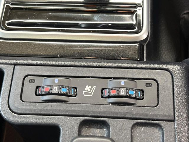 【シートベンチレーション】夏場は涼しい風でお尻や背中の熱やムレを防ぎ、冬はエアコンよりも早く温まってポカポカに!季節を問わず快適に過ごせます。