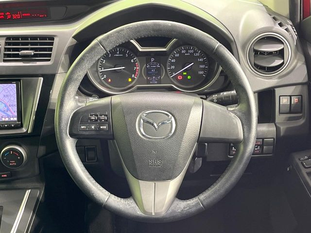 �C���e���A�ɍ��킹���f�U�C���̃X�e�A�����O�́A�^�]�������̂��Ƃ��l���A�^�]���₷���`��A�傫���ł��B�����x�A���ۂɐG���Ă��m���߂��������B