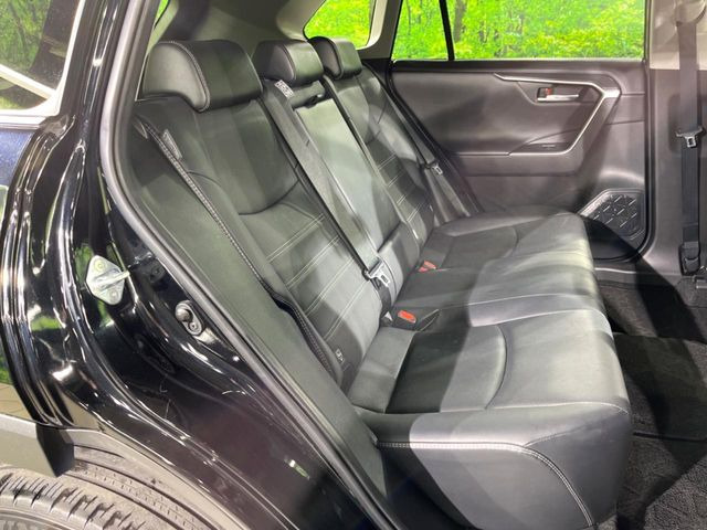 広々とした2列目シートは居住性が高く、居心地も快適!友達や家族とのお出かけにぴったりです。ベビーシートやチャイルドシート使用時も快適にお過ごしいただける十分な空間を確保しています。