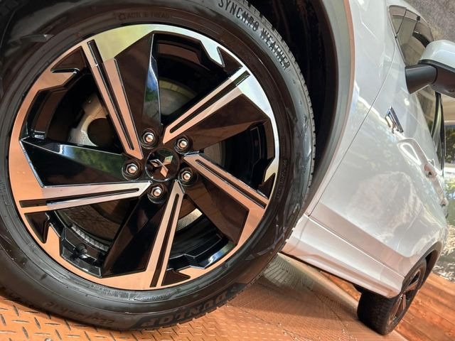 �y18�C���`�A���~�z�C�[���z�O�ςɃ}�b�`�����A���~�z�C�[���𑕒����Ă���܂��B�e��A���~�z�C�[����A�X�^�b�h���X�^�C�����戵�����Ă���܂��B���񂲑��k����������