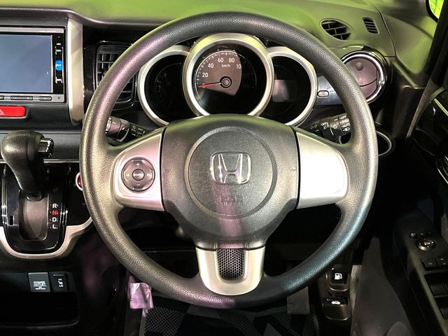 �C���e���A�ɍ��킹���f�U�C���̃X�e�A�����O�́A�^�]�������̂��Ƃ��l���A�^�]���₷���`��A�傫���ł��B�����x�A���ۂɐG���Ă��m���߂��������B