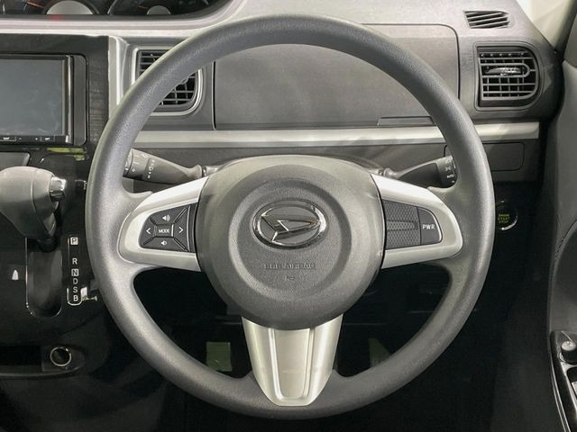 �C���e���A�ɍ��킹���f�U�C���̃X�e�A�����O�́A�^�]�������̂��Ƃ��l���A�^�]���₷���`��A�傫���ł��B�����x�A���ۂɐG���Ă��m���߂��������B