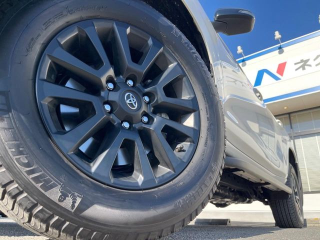 �y�O���[�h��p����18�C���`�A���~�z�C�[���z�f�U�C�����̍��������A���~�z�C�[���𑕒����Ă���܂��B�e��ЊO�A���~�z�C�[����A�X�^�b�h���X�^�C�����戵�����Ă���܂��B���񂲑��k����������