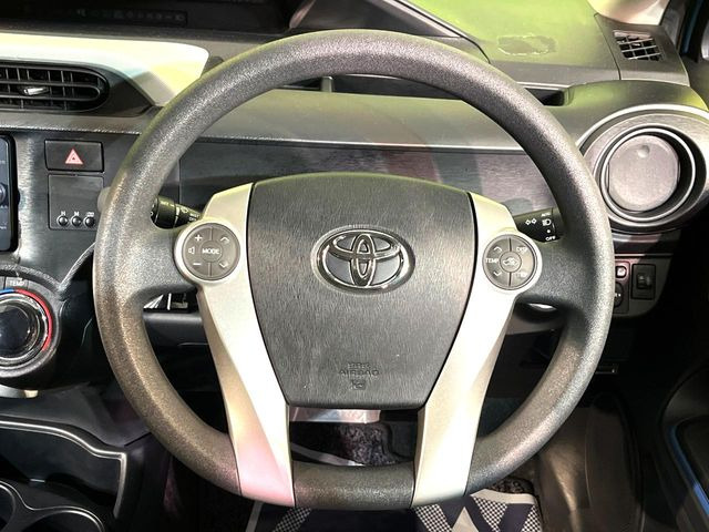 �C���e���A�ɍ��킹���f�U�C���̃X�e�A�����O�́A�^�]�������̂��Ƃ��l���A�^�]���₷���`��A�傫���ł��B�����x�A���ۂɐG���Ă��m���߂��������B