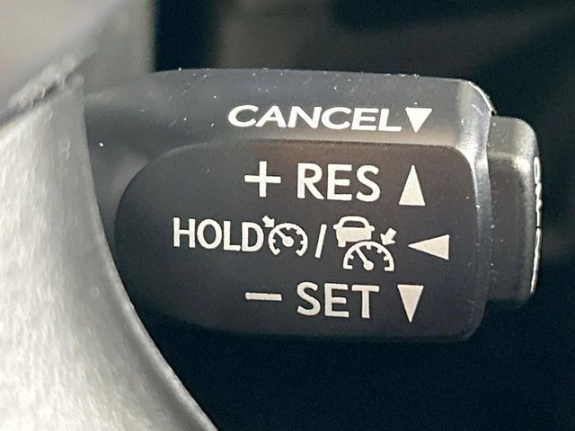 【レーダークルーズコントロール】高速道路での長距離走行が楽に!!自動で速度を保つクルーズコントロールが、衝突軽減システムと連携し、前方の車両を感知して車間を保つように速度調節してくれます!!