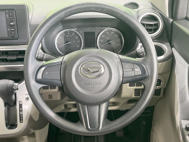 インテリアに合わせたデザインのステアリングは、運転される方のことも考え、運転しやすい形状、大きさです。是非一度、実際に触ってお確かめください。