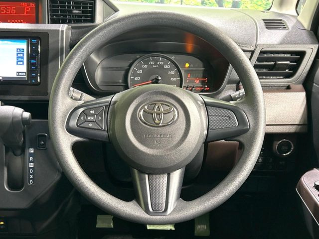 �C���e���A�ɍ��킹���f�U�C���̃X�e�A�����O�́A�^�]�������̂��Ƃ��l���A�^�]���₷���`��A�傫���ł��B�����x�A���ۂɐG���Ă��m���߂��������B