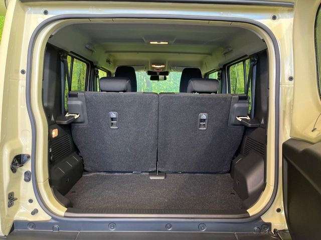 ���i�̂���������ʋ΁A���}���ɏ\���ȉ׎��X�y�[�X���m�ۂ��Ă���܂��B�Z�J���h�V�[�g��|���ƁA�傫�ȉו��̐ύڂ��\�ł���