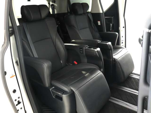 【上級モデル限定装備】★★エグゼクティブパワーシート!★★電動オットマン完備!足を楽々伸ばせ、ひじ掛けもありますので、優雅で快適なドライブをお楽しみいただけます!