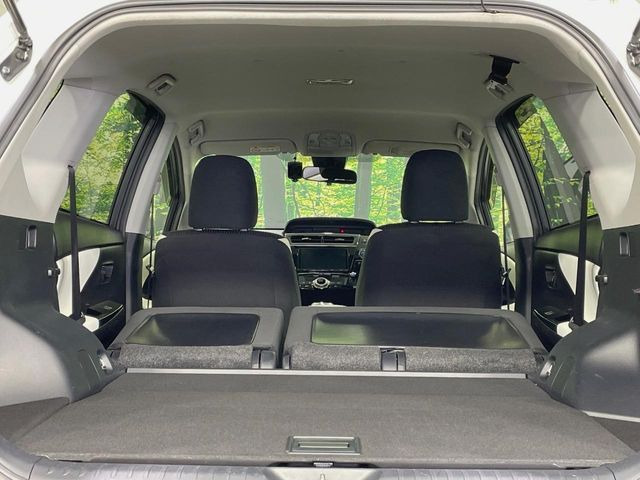 普段のお買い物や通勤、送迎等に十分な荷室スペースを確保しております。セカンドシートを倒すと、大きな荷物の積載も可能です♪