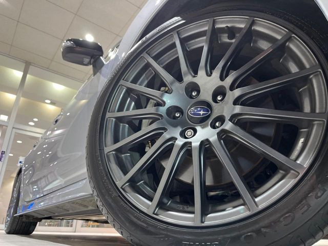 �y����18�C���`�A���~�z�C�[���z�O�ςɃ}�b�`���������A���~�z�C�[���𑕒����Ă���܂��B�e��ЊO�A���~�z�C�[����A�X�^�b�h���X�^�C�����戵�����Ă���܂��B���񂲑��k����������