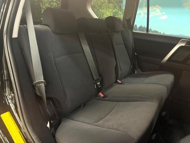 広々とした2列目シートは居住性が高く、居心地も快適!友達や家族とのお出かけにぴったりです。ベビーシートやチャイルドシート使用時も快適にお過ごしいただける十分な空間を確保しています。