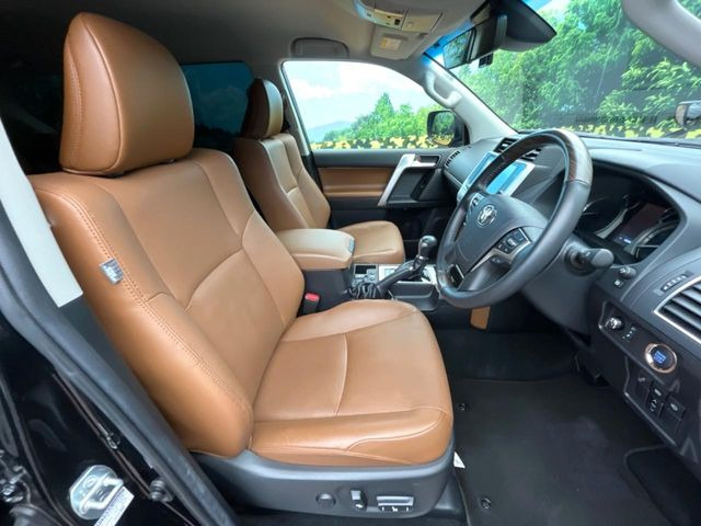 【茶本革シート】上質な本革を使用し、高級感あふれる本革シート。常に体に触れる部分だから、座り心地の良さにはこだわりたいですね♪汚れの付着や劣化を抑制する内装コーティング施工もおススメですよ♪