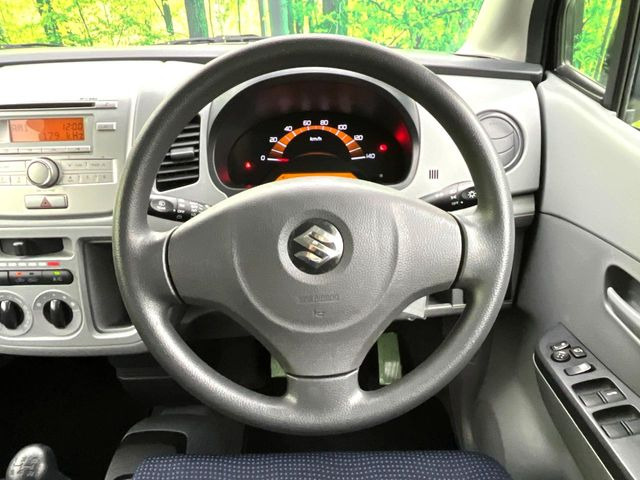 �C���e���A�ɍ��킹���f�U�C���̃X�e�A�����O�́A�^�]�������̂��Ƃ��l���A�^�]���₷���`��A�傫���ł��B�����x�A���ۂɐG���Ă��m���߂��������B