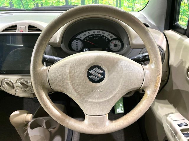 �C���e���A�ɍ��킹���f�U�C���̃X�e�A�����O�́A�^�]�������̂��Ƃ��l���A�^�]���₷���`��A�傫���ł��B�����x�A���ۂɐG���Ă��m���߂��������B