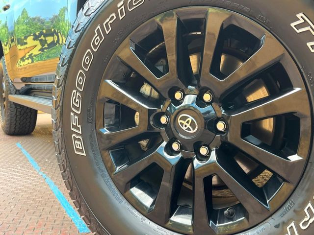 【オールテレーンタイヤ】オフロードでの走破性を発揮してくれる、オールテレーンタイヤを装着。ゴツゴツした見た目が、よりSUVらしさを引き立ててくれます♪