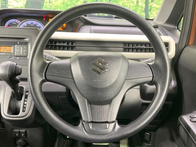 �C���e���A�ɍ��킹���f�U�C���̃X�e�A�����O�́A�^�]�������̂��Ƃ��l���A�^�]���₷���`��A�傫���ł��B�����x�A���ۂɐG���Ă��m���߂��������B