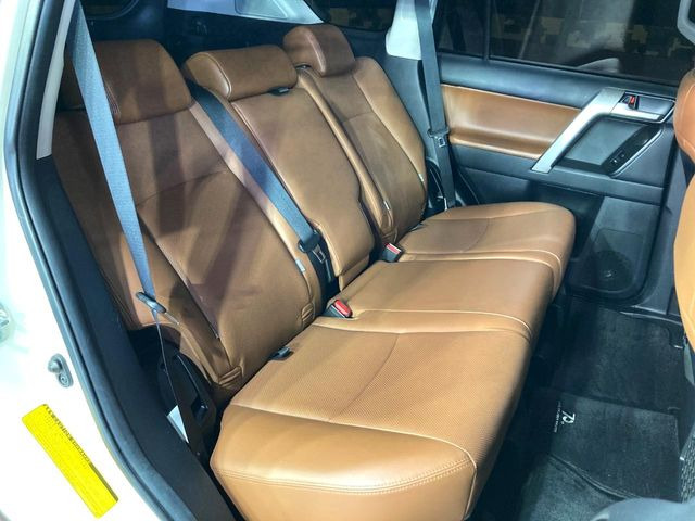後部座席も気になるようなキズ・汚れやへたり等、大きなダメージはなく、良好な状態です。