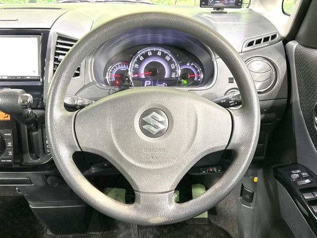 �C���e���A�ɍ��킹���f�U�C���̃X�e�A�����O�́A�^�]�������̂��Ƃ��l���A�^�]���₷���`��A�傫���ł��B�����x�A���ۂɐG���Ă��m���߂��������B