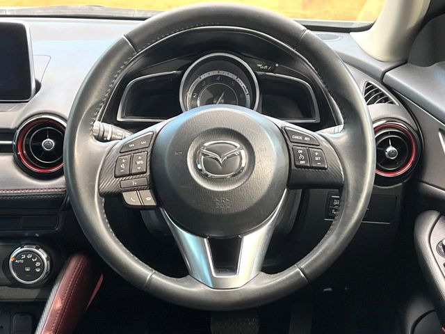 �C���e���A�ɍ��킹���f�U�C���̃X�e�A�����O�́A�^�]�������̂��Ƃ��l���A�^�]���₷���`��A�傫���ł��B�����x�A���ۂɐG���Ă��m���߂��������B