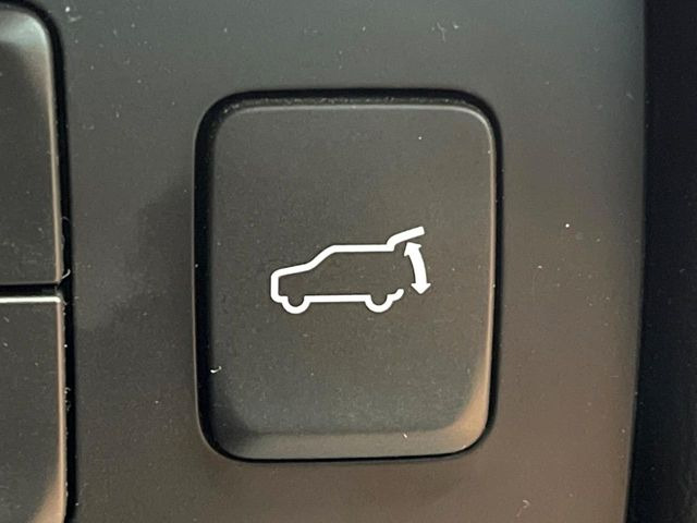 【パワーバックドア】スマートキーや運転席のボタンを押すだけでリアゲートが自動で開閉します!荷物を持っている時や、高い位置にあるバックドアを閉める際に便利な機能です♪